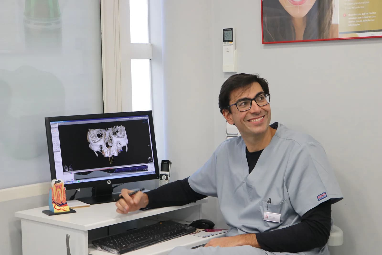 El Dr. Páez presentando al equipo de Mesena Dental