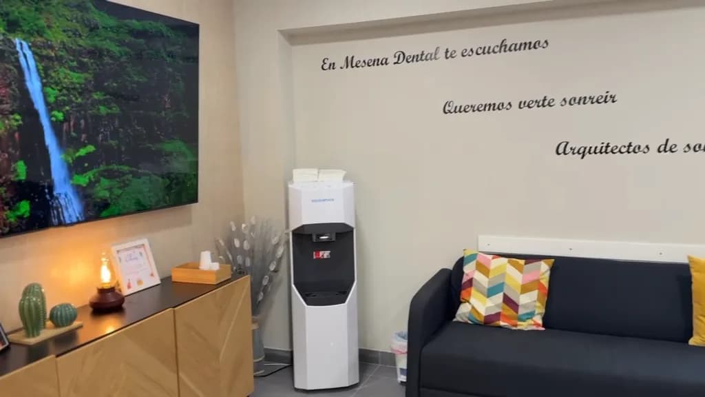 Sala de espera de Mesena Dental con la frase «En Mesena Dental te escuchamos» en la pared