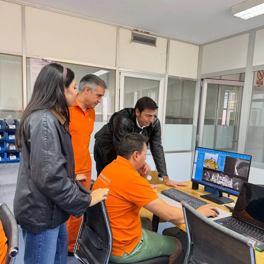 Doctor de Mesena Dental revisando un diagnóstico digital con un paciente