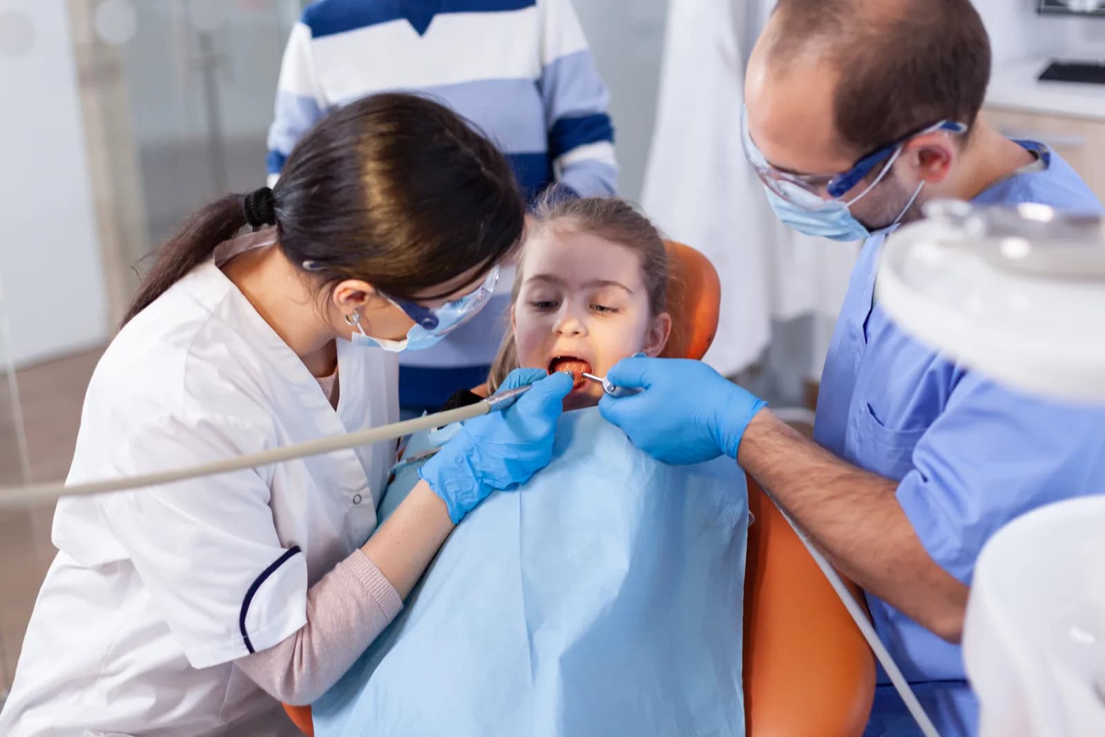 Niña en su primera visita al dentista en Mesena Dental