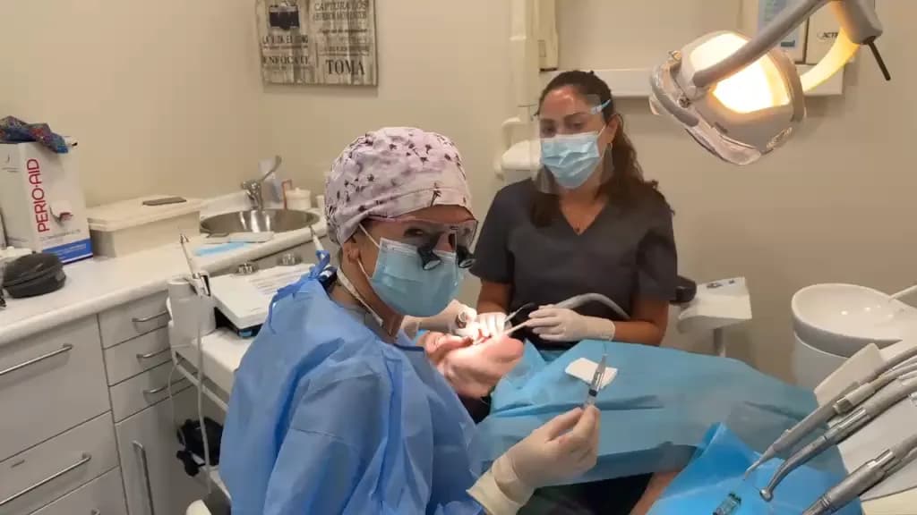 La Dra. Pardo y Sara de Luna durante un tratamiento periodontal