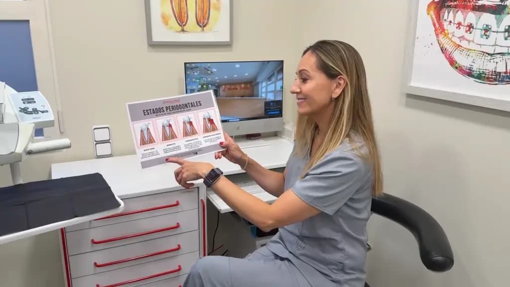 La Dra. Pardo explicando los estados periodontales a un paciente