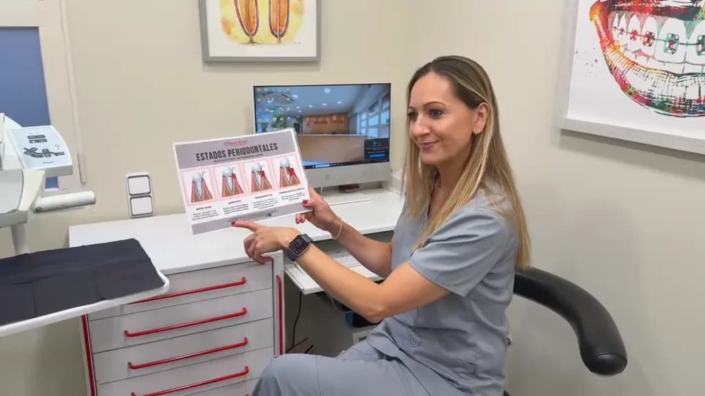 Doctora de Mesena Dental explicando los estados periodontales a un paciente