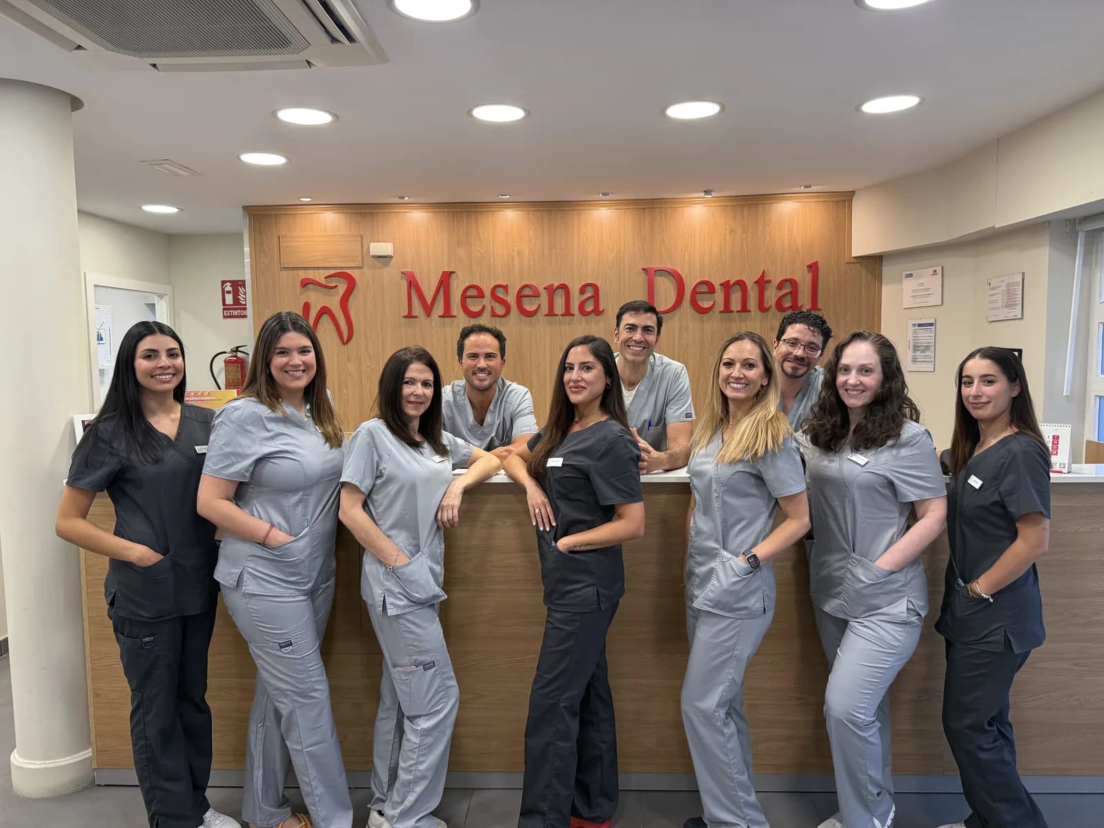 Equipo de Mesena Dental en la recepción de la clínica