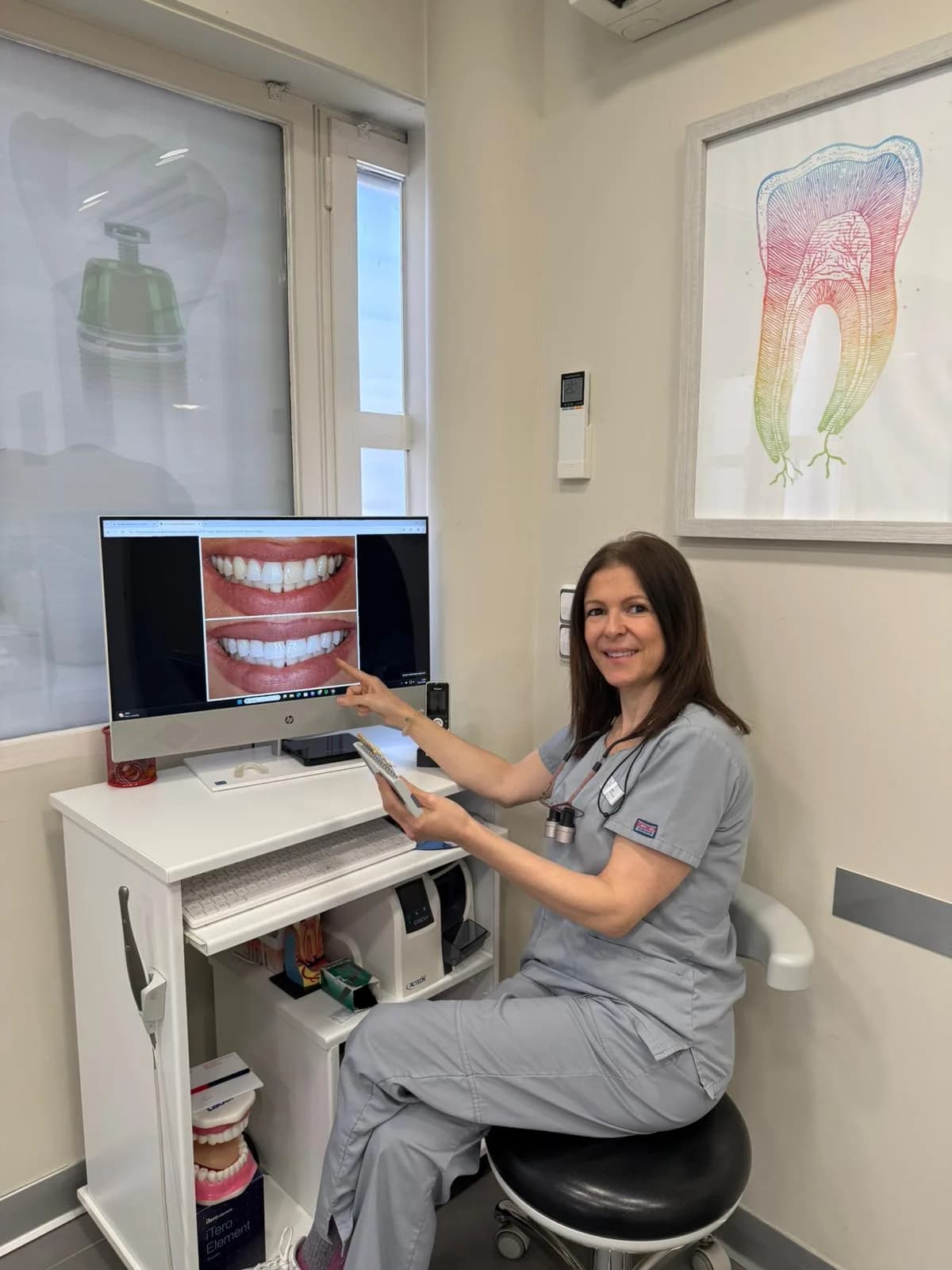 La Dra. Rubio mostrando un diseño digital de sonrisa en Mesena Dental