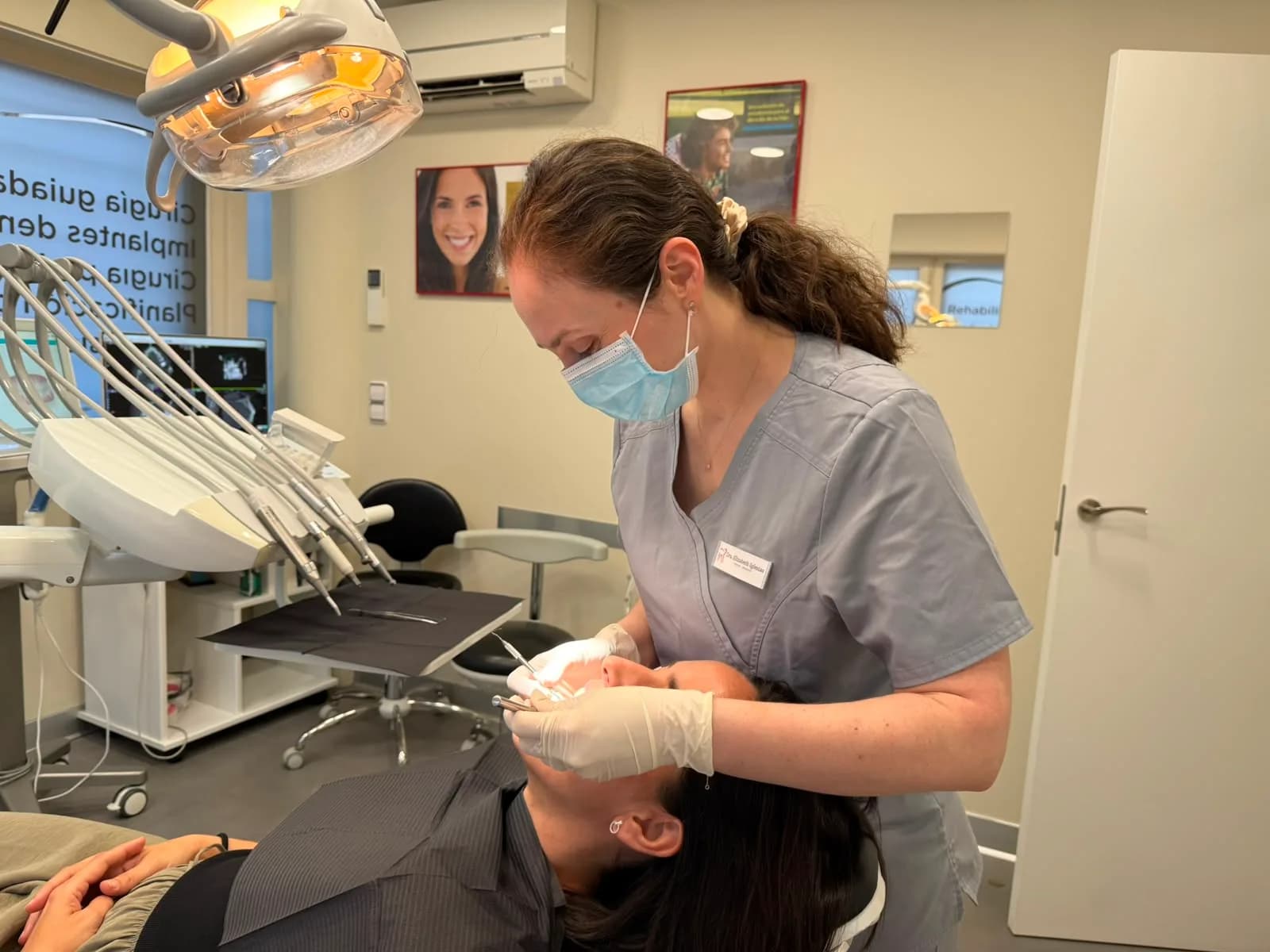 Fase quirúrgica de un implante dental