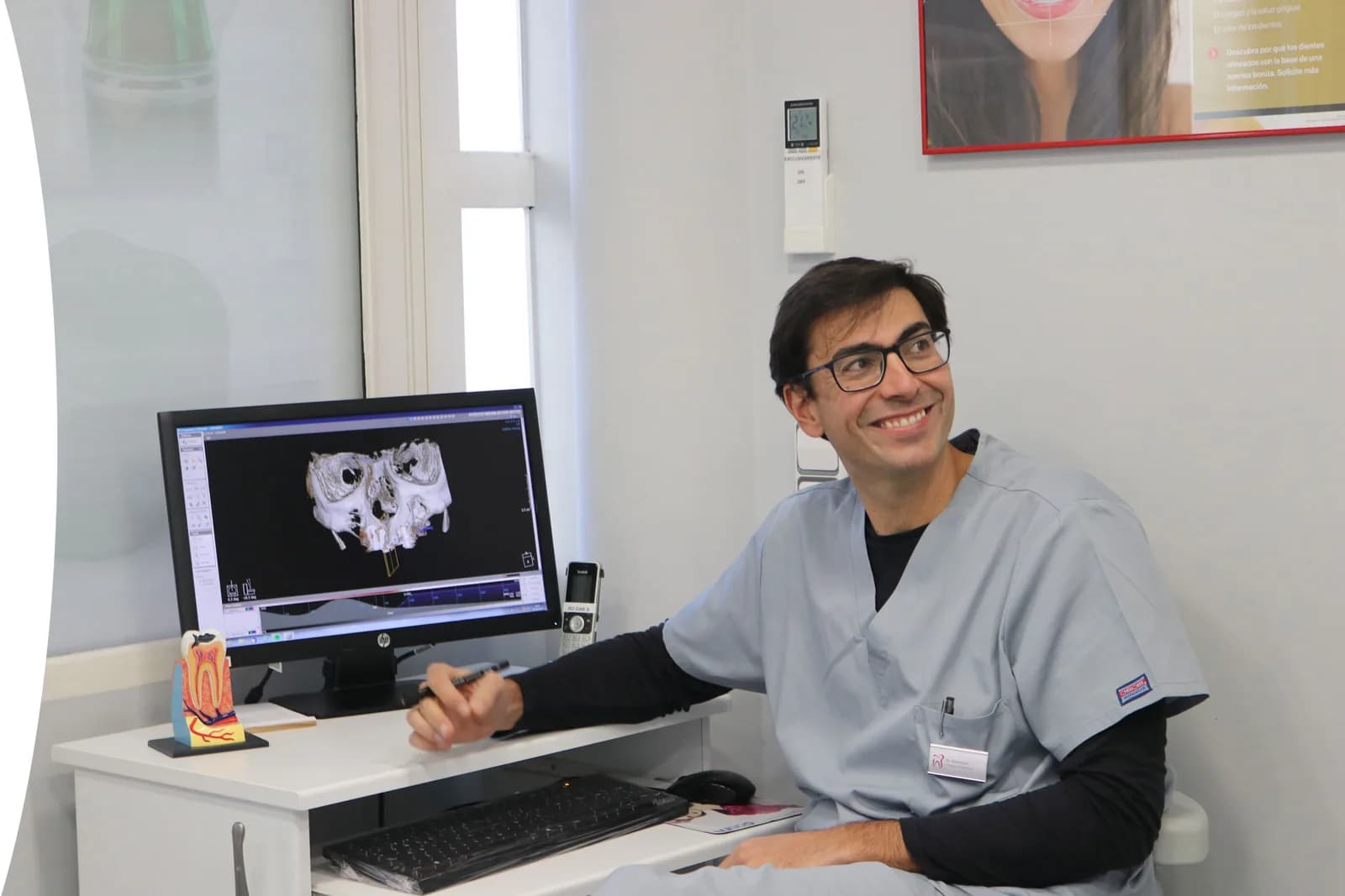 Doctor analizando una radiografía 3D en Mesena Dental